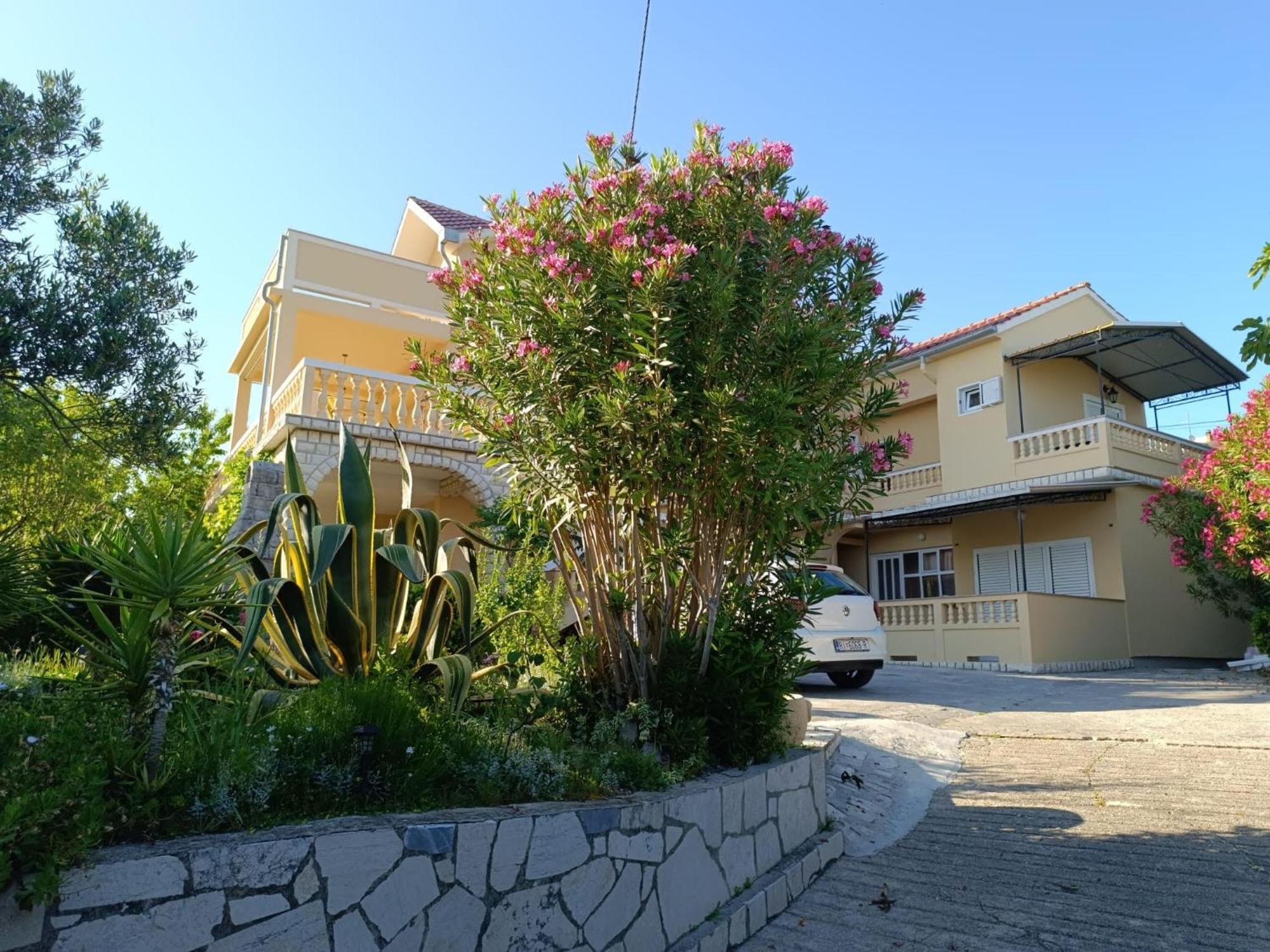 Apartman Haus Maja Banjol Buitenkant foto